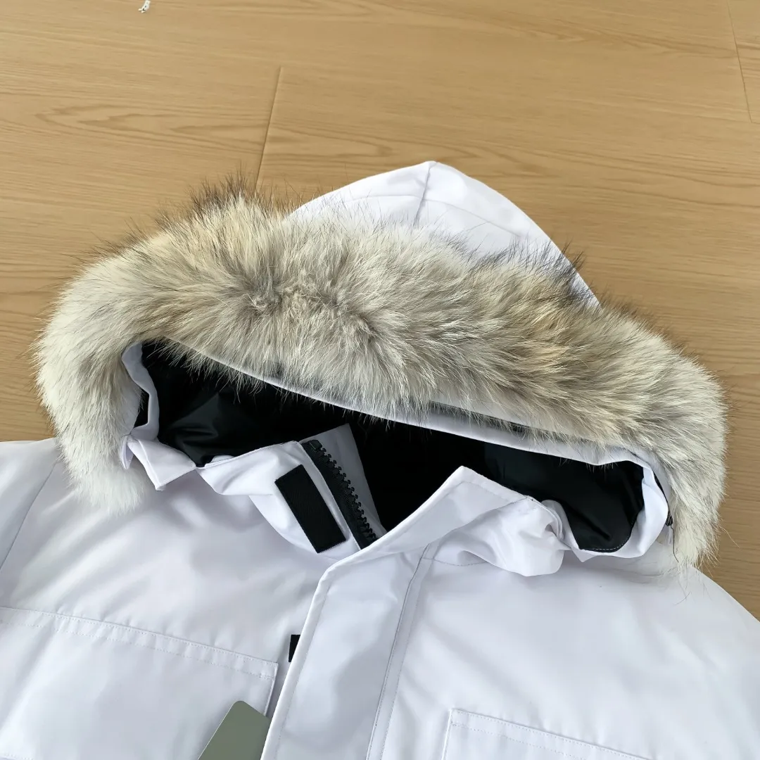 Top version, taken at home. Colleagues please do not pass it off as inferior or stolen pictures! Style number: Y 60-🇨🇦CANADA GOOES 24 styles New Arrival 08 styles/couple styles Factory direct supply: supplying global purchasing agents, micro-businesses, entities, Tmall. Premium stalls and studio cooperation, free Drop Shipping! The 2008 Canada Goose Expedition parka is the same style for men and women. It is mid-length and the most classic style in eternity. The Arctic and Antarctic scientific expedition teams and others choose Canada Goose as their cold-proof equipment. It is the Rolls-Royce of down jackets. ➖ Industry-leading anti-counterfeiting chip sensing. ➖ Imported Behringer embroidery machines and customized embroidery labels, the highest level and industry leading. ➖ Imported Korean 21-count polyester-cotton blended original fabric, TC 85 waterproof coated fabric, water-repellent, windproof and Wear-Resistant. ➖ The new national standard 80 white duck down has an average down filling of grams. The amount of down filling is industry-leading. ➖ 100% nylon lining with double double-layer sealing design to prevent velvet running, and seamless thread design on the cuffs! ➖ Western Canadian Green Wolf Collar. ➖ Yoshida YKK provides original factory-customized electroplated sliders. YKK two-way lockable zippers are tight and smooth and do not peel off paint. ➖ 3M composite Velcro is durable and the accessories and hardware are all custom-made. Note: Our copywriting is only simple and clear. Instead of bragging about the copywriting, it is better to compare and understand with samples. Only for the purest goose, the most dedicated, the most professional, the highest quality, the highest cost performance! Color: White Cream White Azure Red Blue Gray Camouflage Navy Blue Black Gray Black Label Pink SIZE:XS-XXL